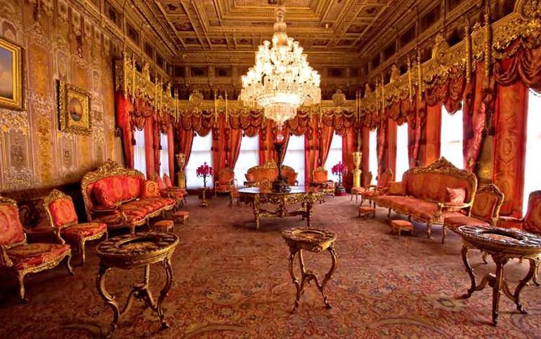 red room Dolmabahçe - tourismassist